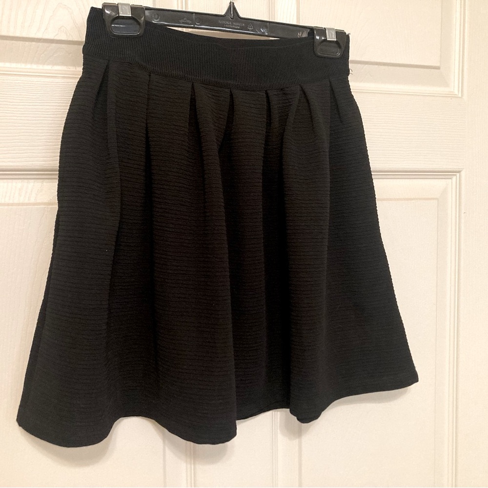 LC Lauren Conrad
Black Gathered Skirt Size Small
Elastic Waist Pockets